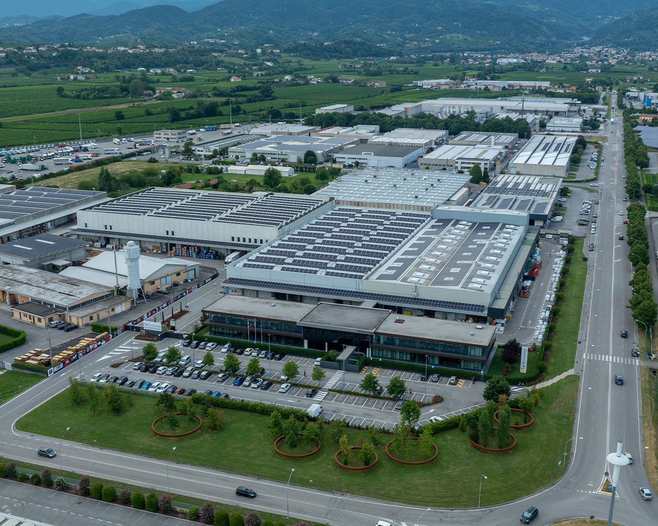 lo stabilimento e l'impianto fotovoltaico di Tecnosystemi