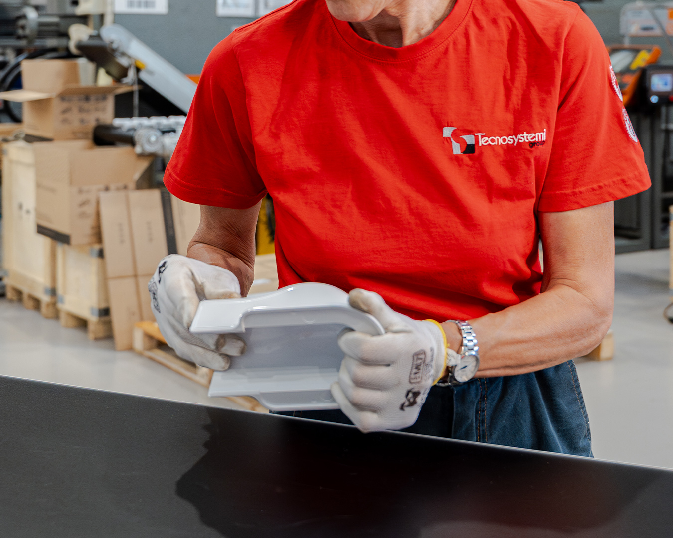 uomo in produzione con accessorio pvc