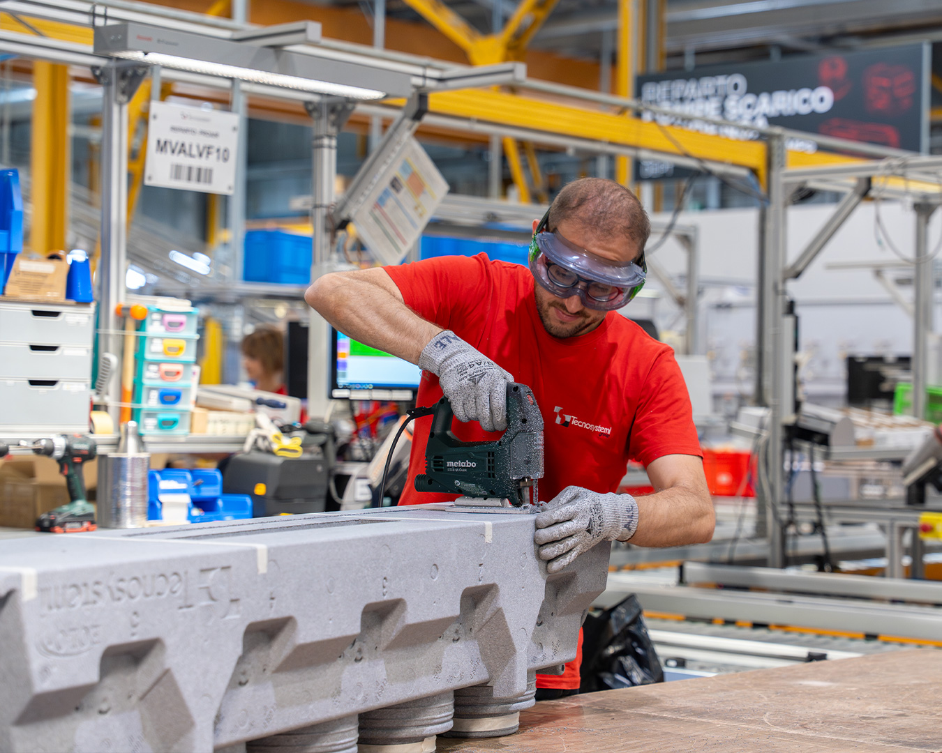 operaio con t-shirt rossa in lavorazione su plenum