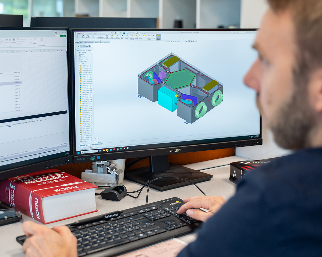 tecnico che progetta al computer Tecnosystemi