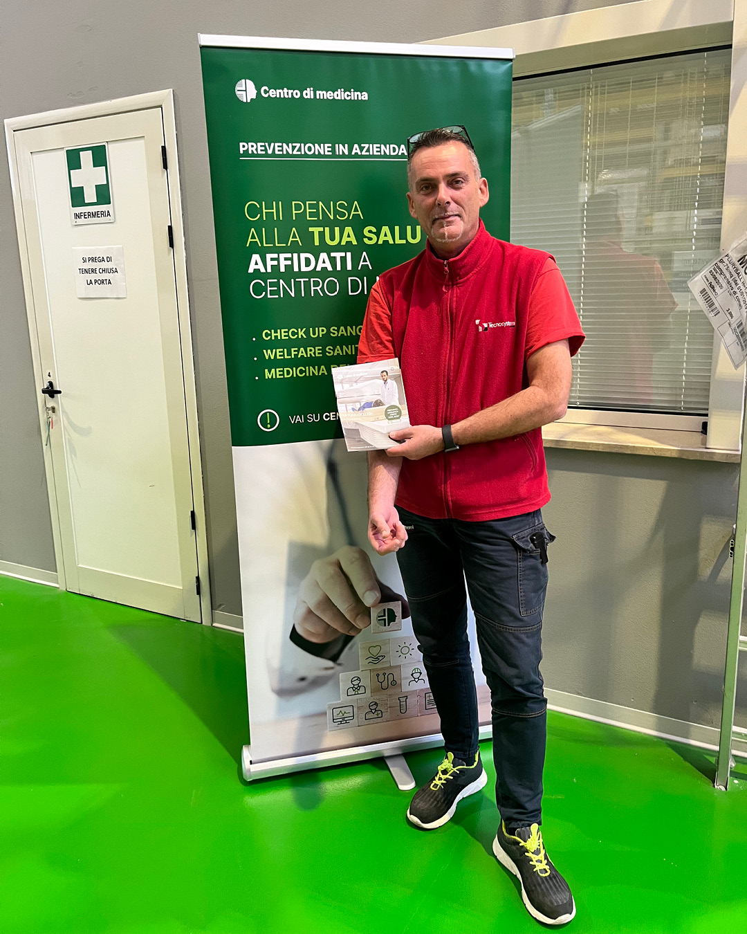 dipendente Tecnosystemi fotografato durante gli esami del sangue in azienda