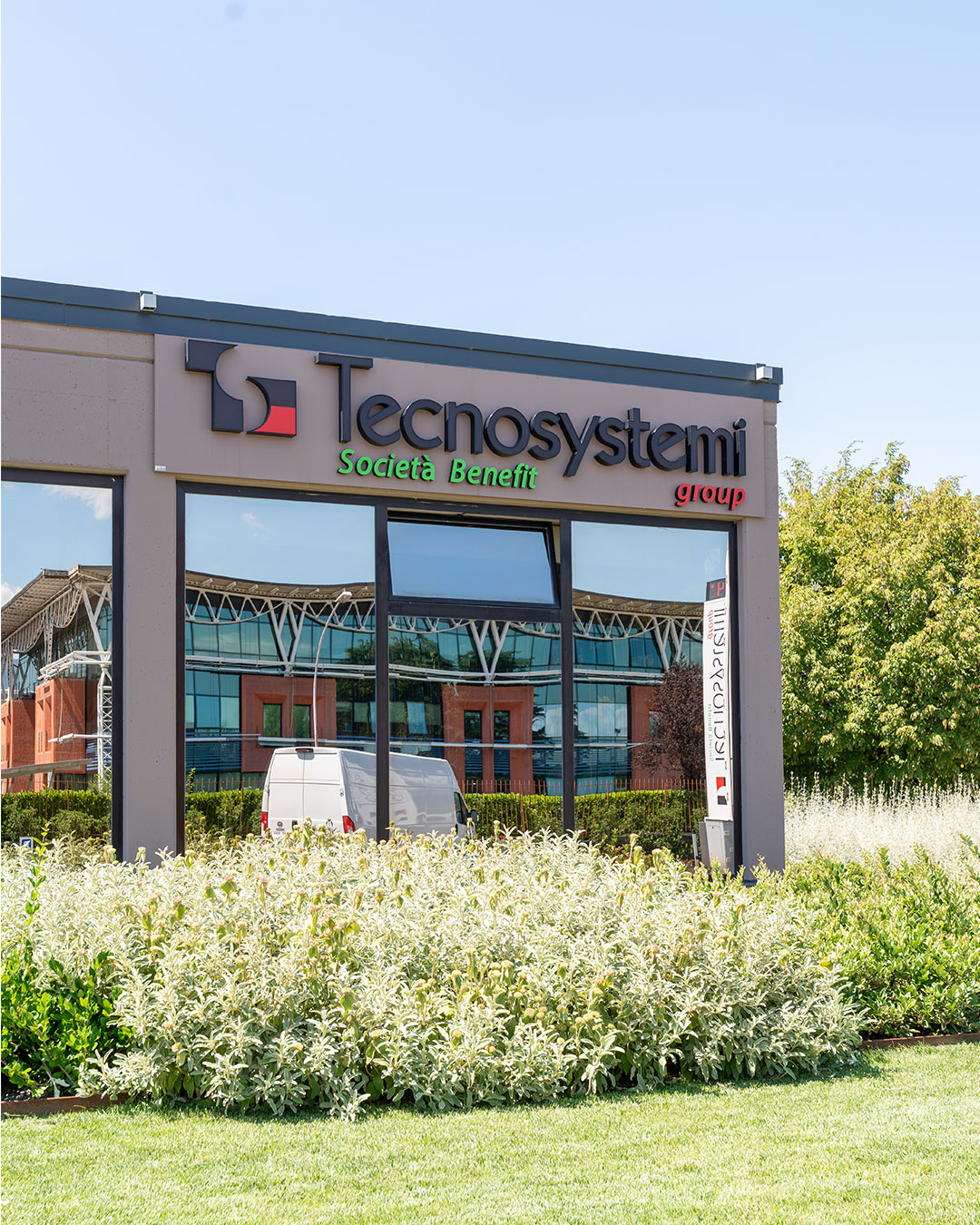 Tecnosystemi vista esterna con parco
